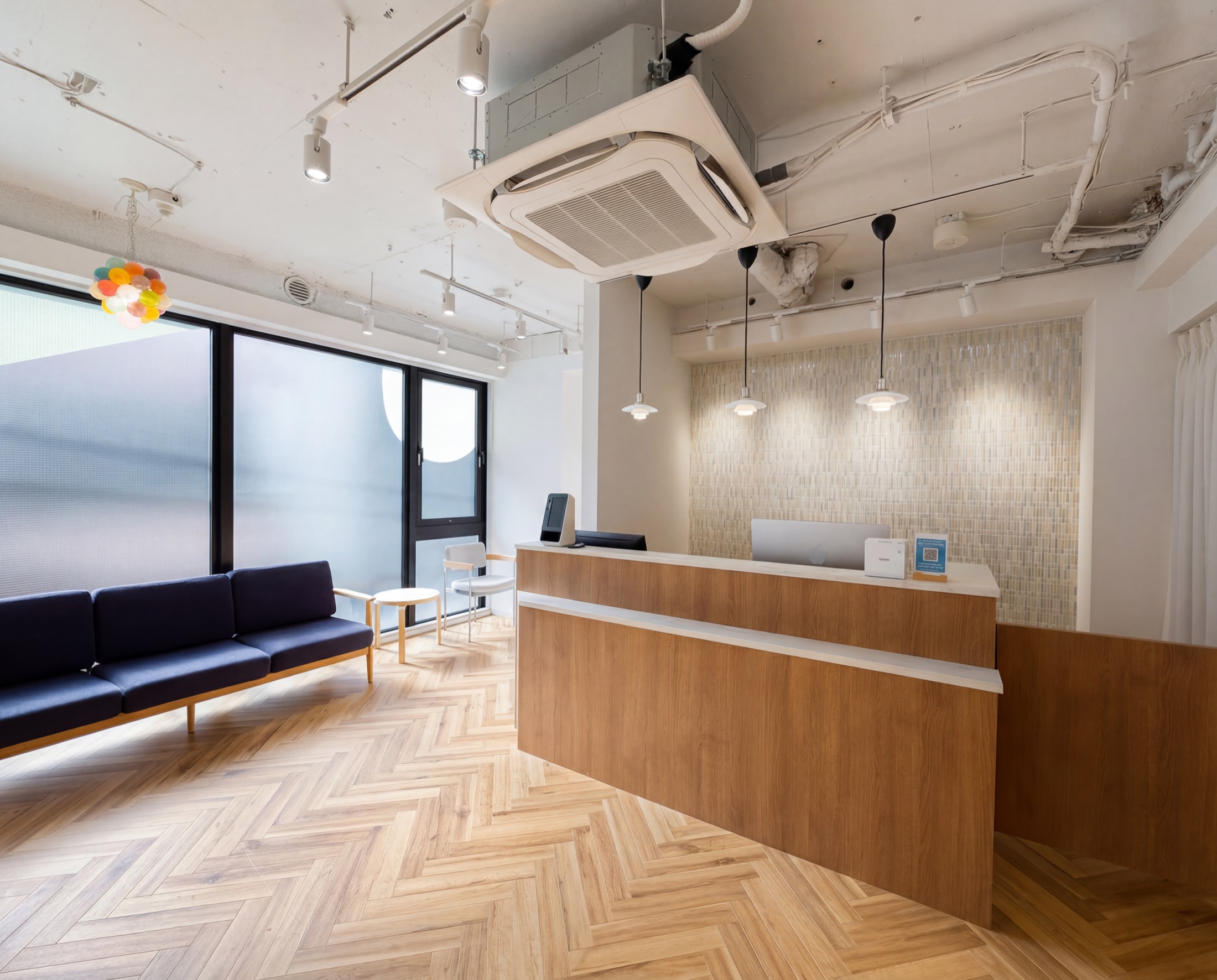 受付と待合が見渡せる院内の様子